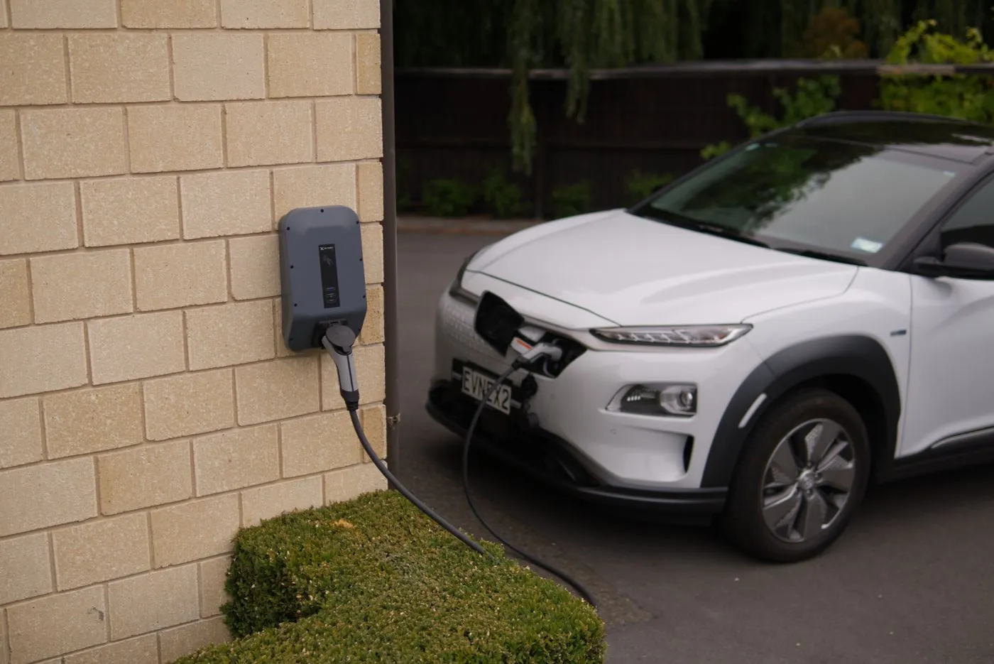 Borne de recharge pour véhicule électrique installée à domicile en région parisienne